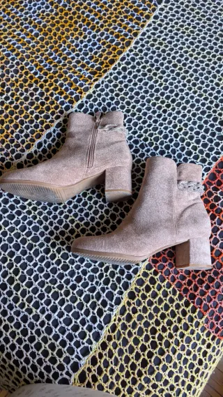 Botines beige con adorno trasero plateado