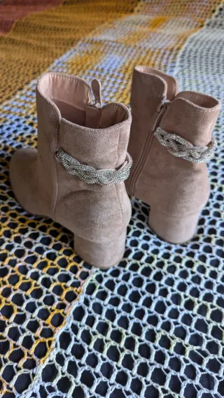 Botines beige con adorno trasero plateado