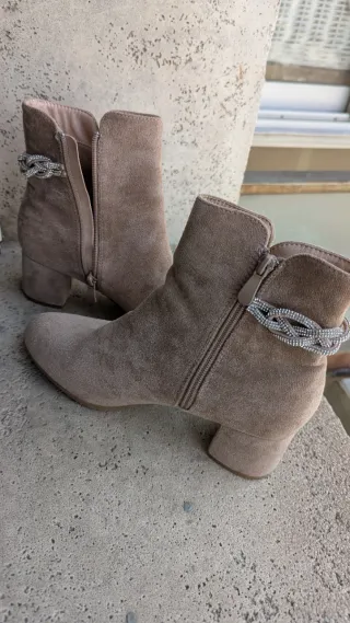 Botines beige con adorno trasero plateado