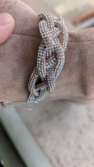 Botines beige con adorno trasero plateado