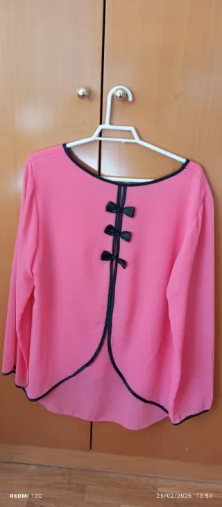 Blusa rosa con lazos negros