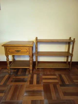 Mesilla y estantería de madera a juego