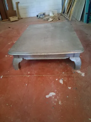 Mesa de madera forrada en estaño