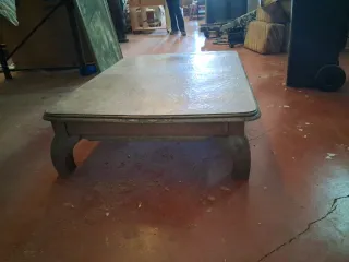 Mesa de madera forrada en estaño