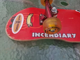Skate Incendiary con ruedas amarillas