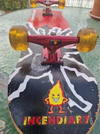 Skate Incendiary con ruedas amarillas