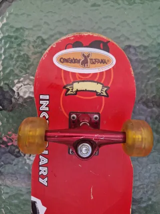 Skate Incendiary con ruedas amarillas