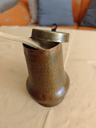 Chocolatera antigua de cobre martillado