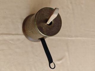 Chocolatera antigua de cobre martillado