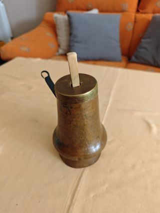 Chocolatera antigua de cobre martillado