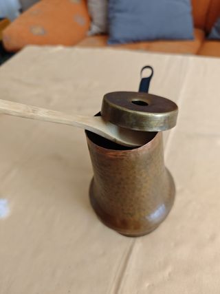 Chocolatera antigua de cobre martillado