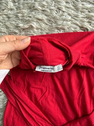 Camiseta roja cuello alto manga larga