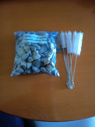 Piedras y cepillos limpieza acuario