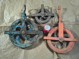 Lote poleas antiguas (16, 18, 25) estilo rústico.