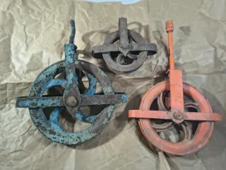 Lote poleas antiguas (16, 18, 25) estilo rústico.