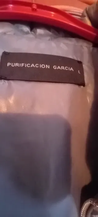 Plumas Purificación García gris