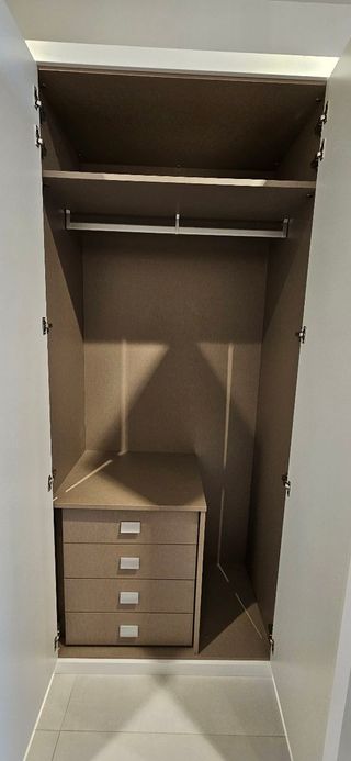 Armario de puertas batientes de exposición