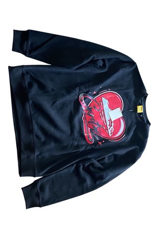 Sudadera negra con corazón rojo