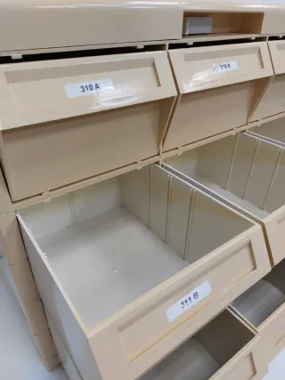 Cajonera apilable de plástico beige