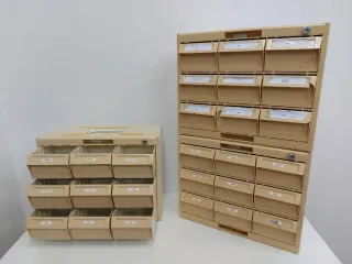 Cajonera apilable de plástico beige
