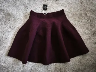 Falda acampanada burdeos