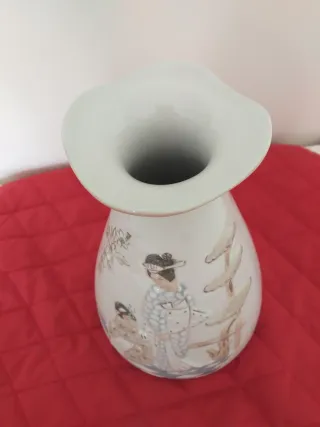 Jarrón de porcelana pintado a mano