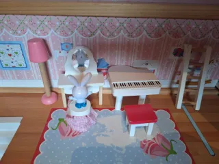 Casa de muñecas de madera con accesorios