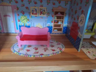 Casa de muñecas de madera con accesorios