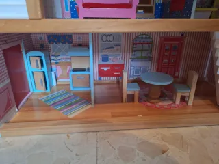 Casa de muñecas de madera con accesorios