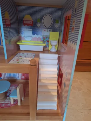 Casa de muñecas de madera con accesorios