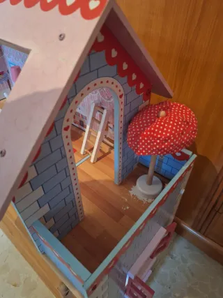 Casa de muñecas de madera con accesorios