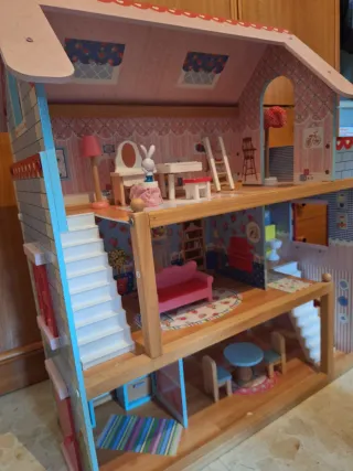 Casa de muñecas de madera con accesorios
