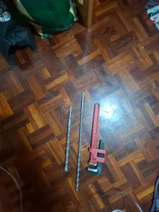 Llave Grifa y 2 Brocas