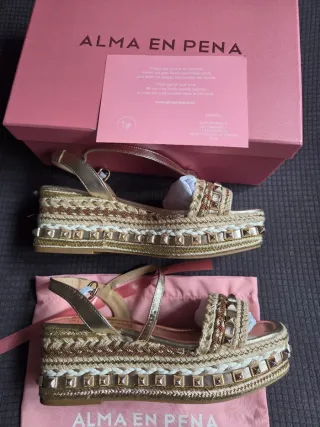 Sandalias plataforma doradas Alma en Pena