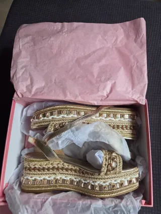 Sandalias plataforma doradas Alma en Pena