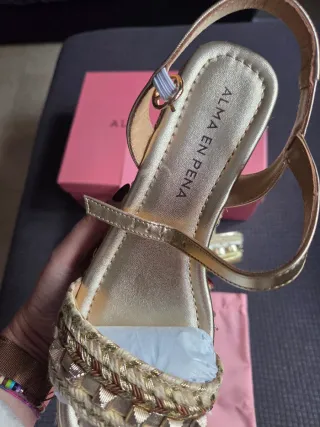 Sandalias plataforma doradas Alma en Pena