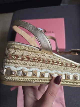 Sandalias plataforma doradas Alma en Pena