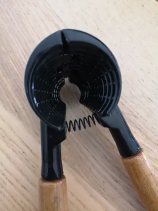 Cascanueces de metal y madera