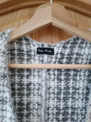 Cárdigan tweed blanco y gris Marca: Pilar Prieto