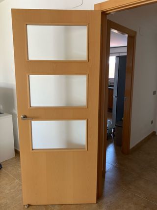 Puerta de salón de madera con cristal