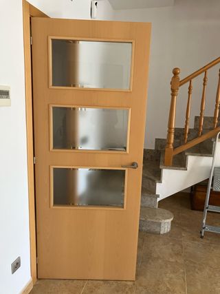 Puerta de salón de madera con cristal