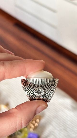 Anillo ovalado beige y plateado