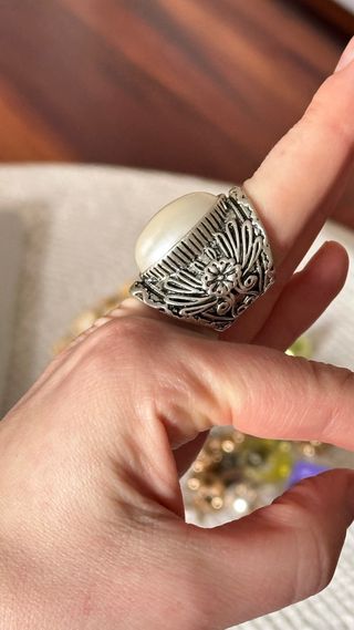 Anillo ovalado beige y plateado