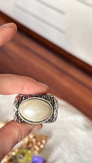 Anillo ovalado beige y plateado