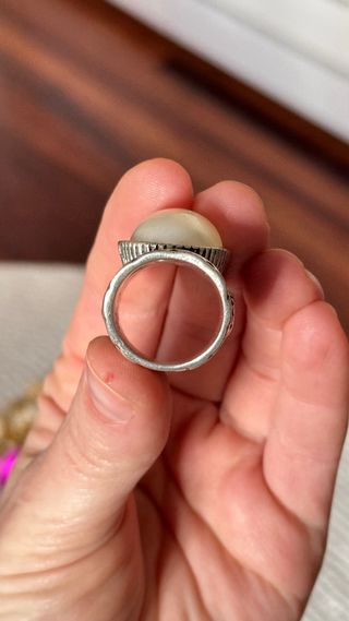 Anillo ovalado beige y plateado