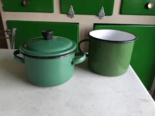 Olla y taza antiguas verdes