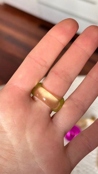 Anillo resina verde y amarillo