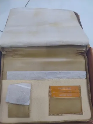 Portadocumenti in pelle beige e marrone