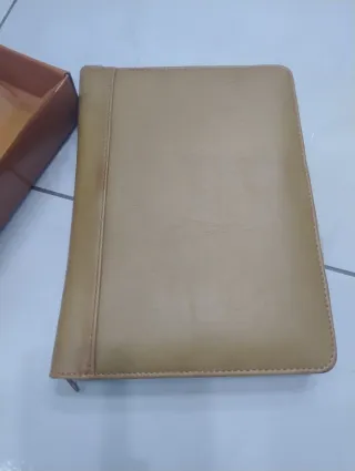 Portadocumenti in pelle beige e marrone