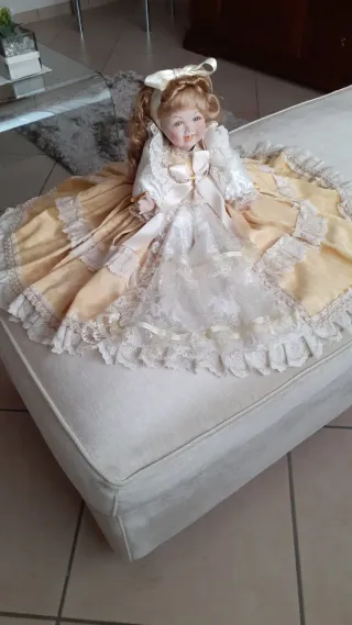 Bambola in porcellana da collezione